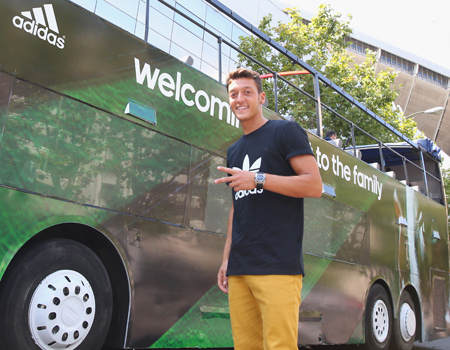 Adidas'tan Mesut Özil'e hoş geldin kampanyası