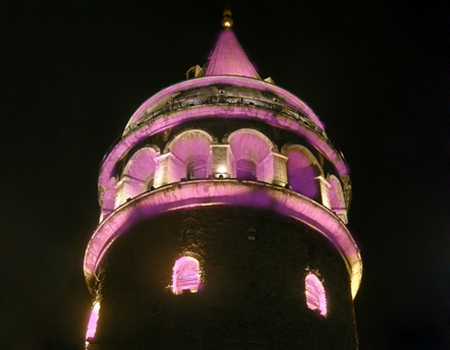 Galata Kulesi meme kanseri için pembeye bürünüyor