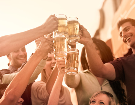 Hürriyet'in haberinde alkollü içeceklere getirilen yasağın sosyal medyada delindiği ifade ediliyor.