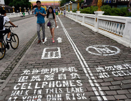 Çin’de telefon şaşkını yayalara özel şerit