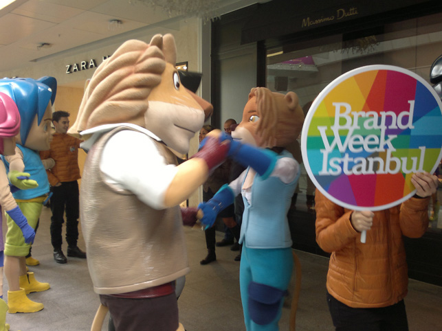 Brand Week Istanbul Marka İkonları Yürüyüşü, Kanyon ziyaretçilerine eğlenceli anlar yaşattı.