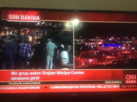 CNN Türk helikopterle gelen askerlerin girişini canlı yayında duyurdu.