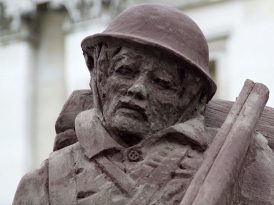 Londra'da eriyen bir asker heykeli