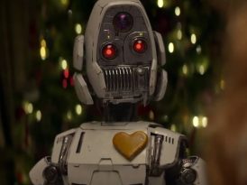 Sürüden ayrılan robotu sevgi kapar