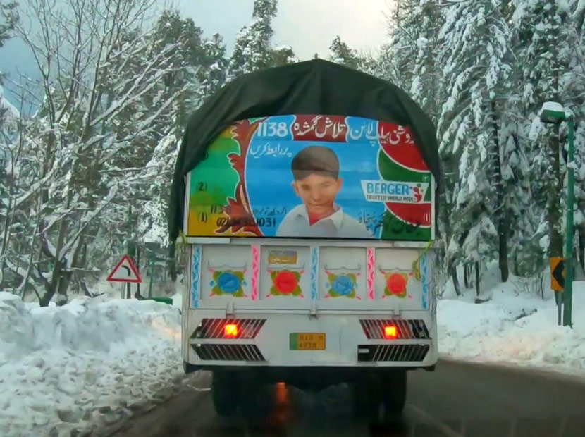 Süslü kamyonlar kayıp çocuklar için yollarda