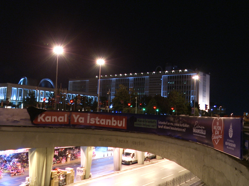 İBB’nin Ya Kanal Ya İstanbul afişlerine polis müdahalesi