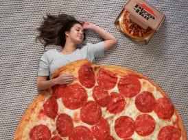 Pizza Hut'tan pizza şeklinde dev battaniye