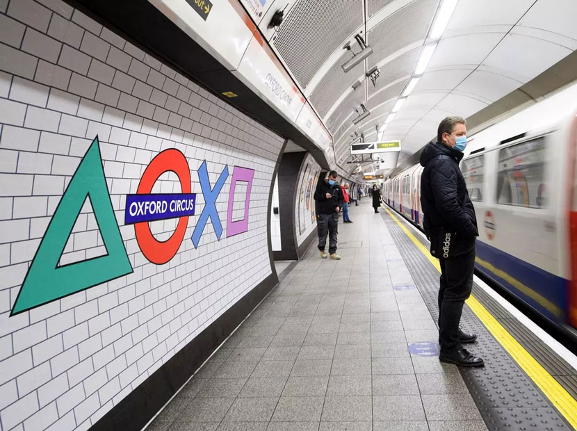 Londra metrosunda PlayStation izleri