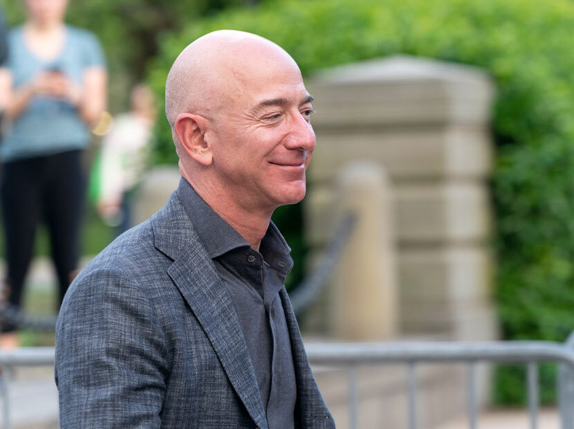 Jeff Bezos görevini bugün devrediyor