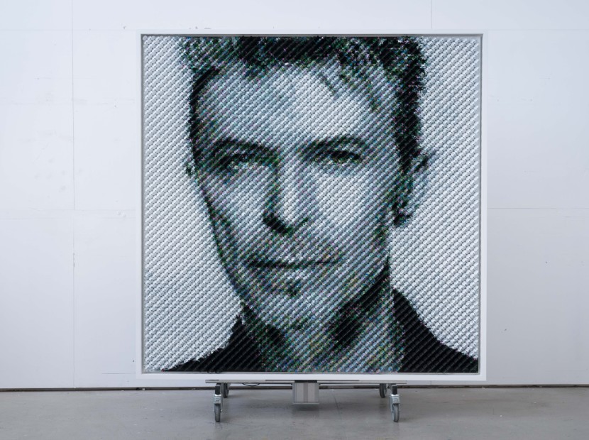 Binlerce penayla David Bowie portresi