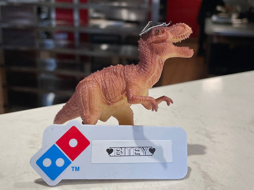 Domino's'un yeni çalışanı bir oyuncak dinozor