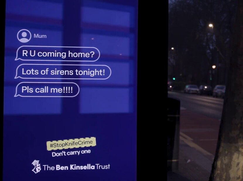 Ambulans sirenlerine duyarlı dijital billboard’lar