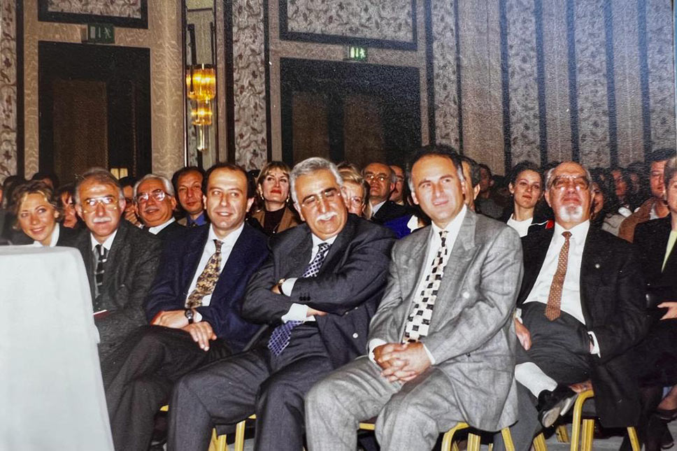 Dinleyiciler arasında ise zamanın Sanayi Bakanı Yalım Erez, gazeteci Muharrem Sarıkaya, Hürriyet, Milliyet, Sabah ve Posta gibi mecraların o zamanki temsilcileri ile sektörden kalabalık bir yönetici ve yaratıcı grubu görünüyor.